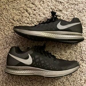 Black Nike Pegasus 31 running / workout shoe